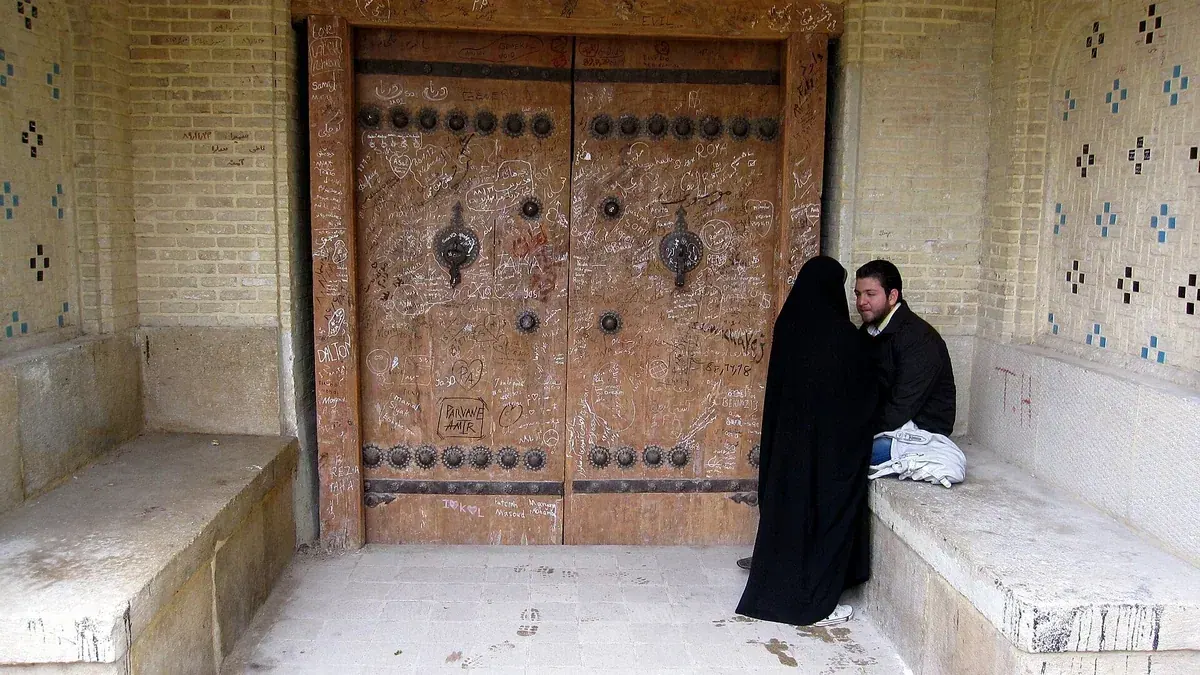 دو نفر در گفت‌وگو؛ تصویر مفهومی